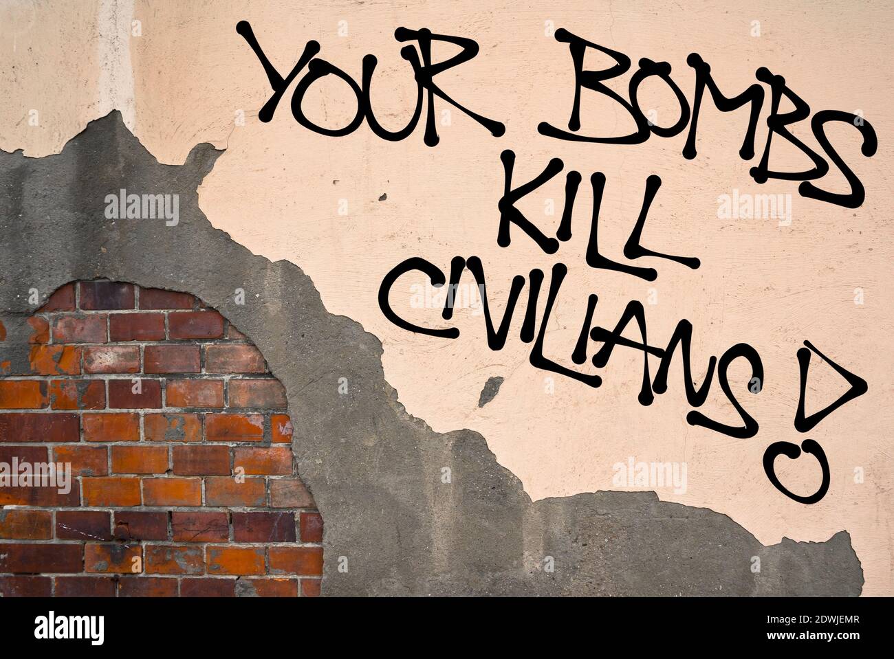 Deine Bomben Töten Zivilisten - handgeschriebene Graffiti an die Wand gesprüht, anarchistische Ästhetik - Protest gegen Kollateralschäden während des Krieges in Kriegsgebiet. Figh Stockfoto