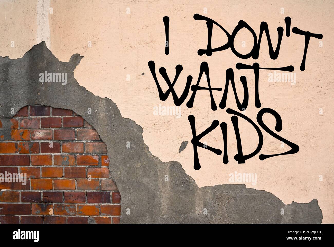 Ich will keine Kids - handgeschriebene Graffiti an die Wand gesprüht, anarchistische Ästhetik - freiwillige Entscheidung kinderlos zu sein. Verweigerung der Elternschaft, matern Stockfoto
