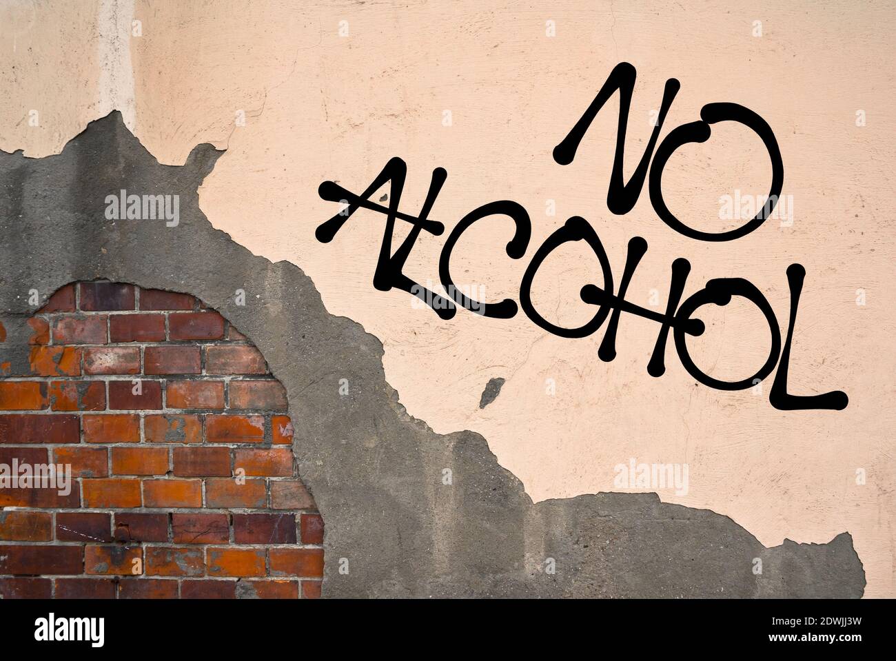 Kein Alkohol - handgeschriebene Graffiti an die Wand gesprüht - Kampf gegen das Trinken. Abstinenz des Abstinenzers - Ablehnung und Verweigerung von alkoholischer Flüssigkeit Stockfoto