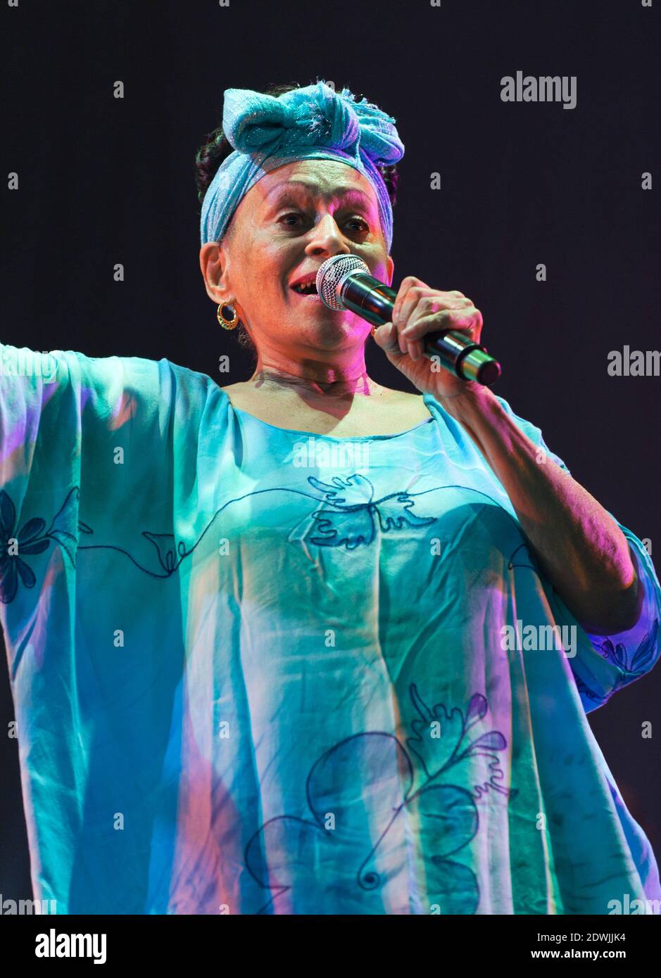 Omara Portuondo vom Orquesta Buena Vista Social Club beim WOMAD Festival, Charlton Park, Großbritannien Stockfoto