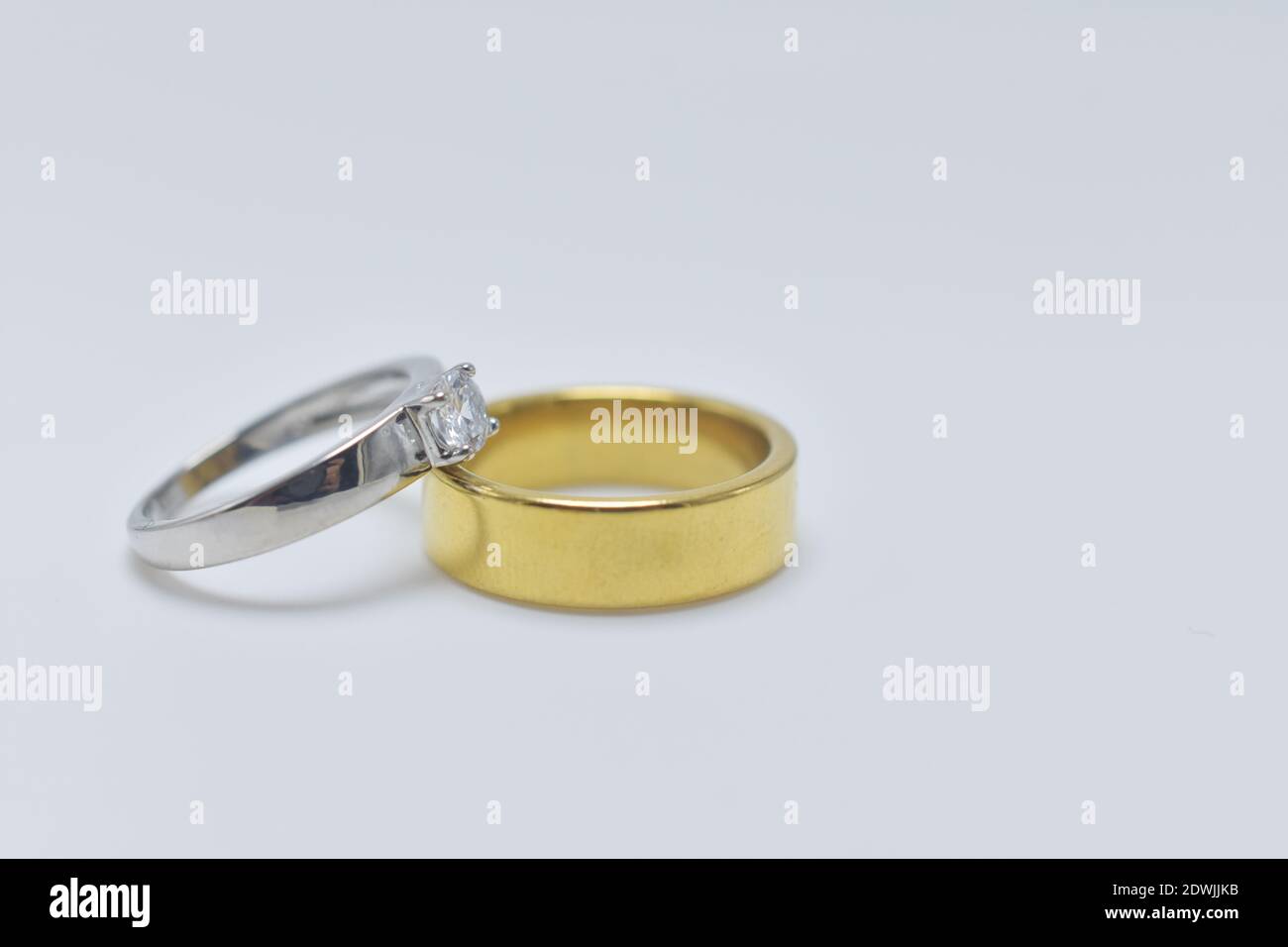 Goldener Ehering auf weißem Hintergrund, Paar Liebe heiraten Stockfoto