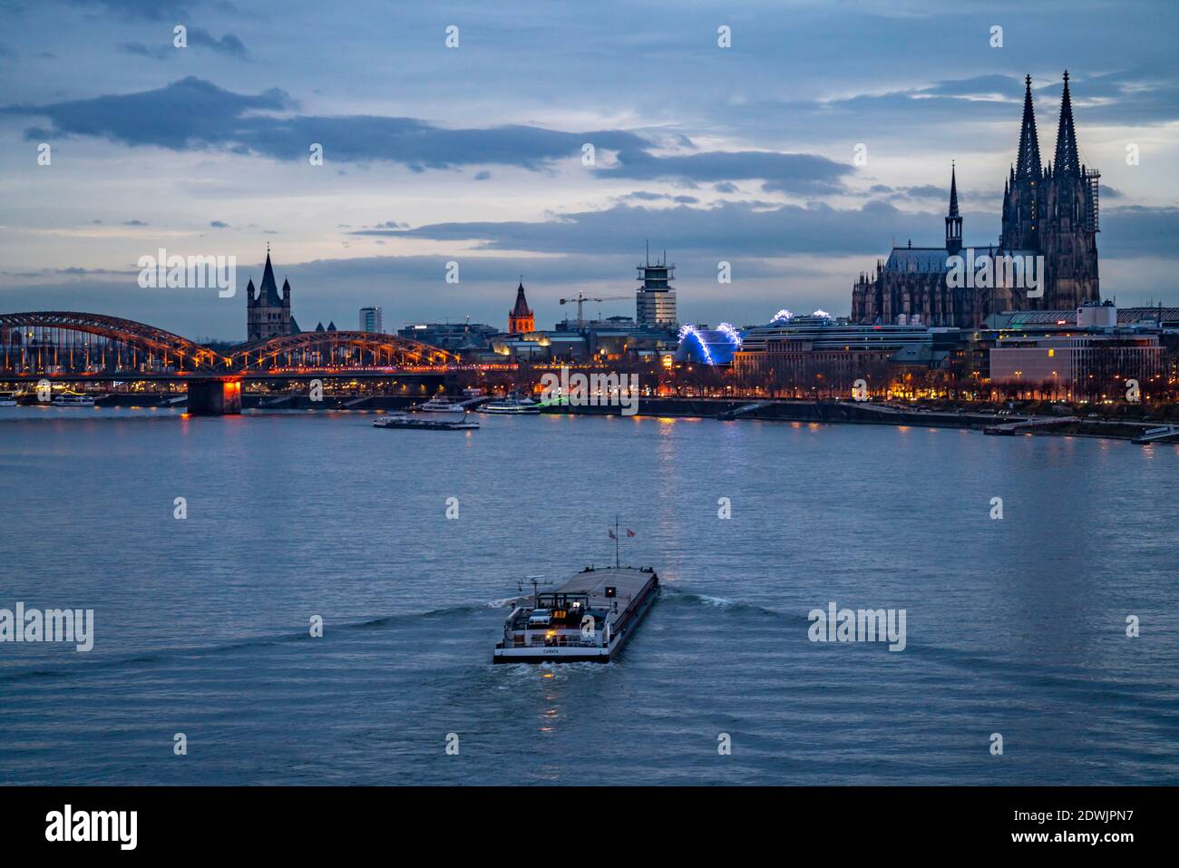 Kölner Skyline, mit Dom, Musical Dome Theater, am Rhein, NRW, Deutschland Stockfoto