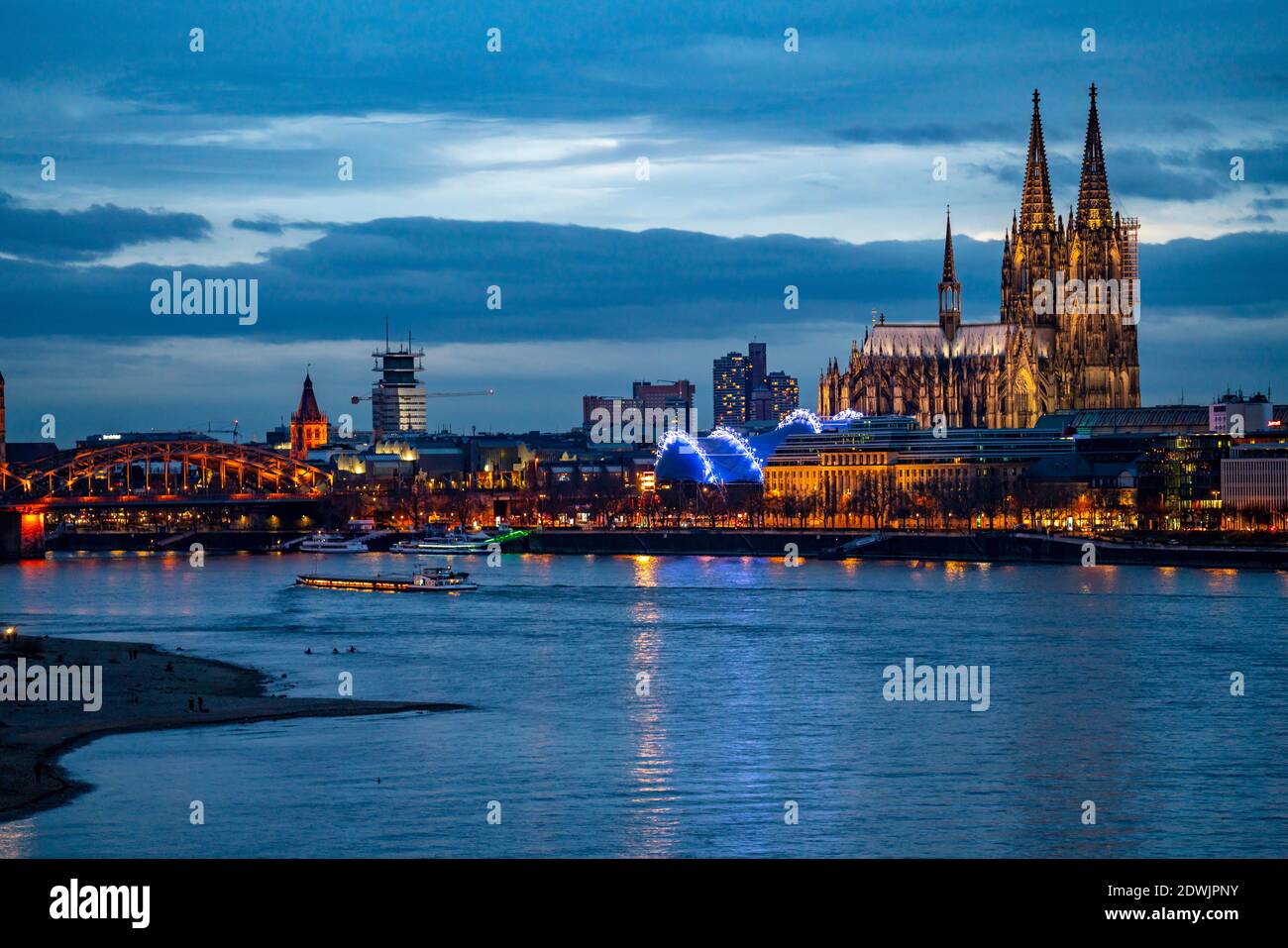 Kölner Skyline, mit Dom, Musical Dome Theater, am Rhein, NRW, Deutschland Stockfoto
