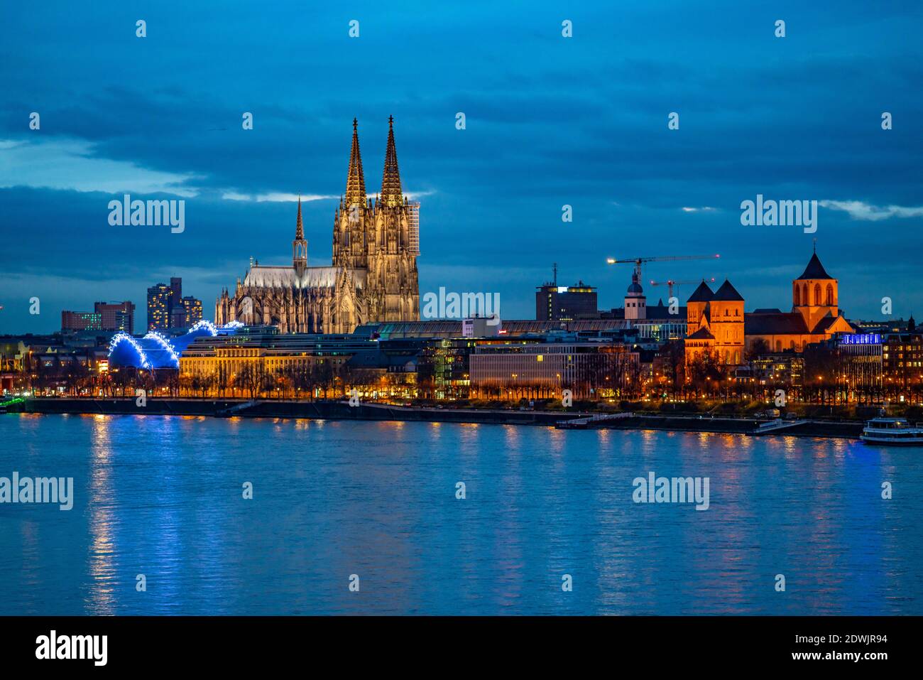 Kölner Skyline, mit Dom, Musical Dome Theater, am Rhein, NRW, Deutschland Stockfoto