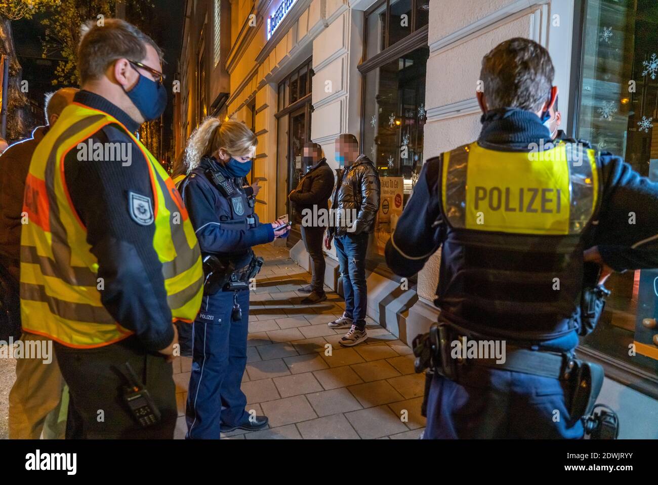 Zusammenarbeit von Ordnungsamt und Polizei, Kontrolle, ob die Corona-Regeln eingehalten werden, Personen hatten keine Masken auf, wenn sie angetroffen werden, und Co Stockfoto