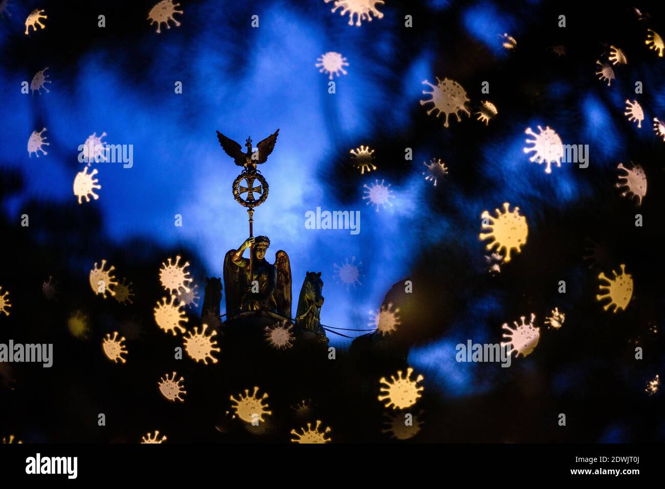 Berlin, Deutschland. Dezember 2020. Deutschland, Berlin, 22. Dezember 2020: DIESES BILD IST EIN SYMBOLFOTO. DAS FOTO WURDE MIT EINEM SPEZIELLEN AUSSCHNITTFILTER ERSTELLT UND ENTSPRICHT EXPLIZIT NICHT DEM TATSÄCHLICHEN ERSCHEINUNGSBILD VOR ORT. Die beleuchtete Quadriga am Brandenburger Tor ist hinter verschwommenen Lichterketten in Form eines abstrahierten Coronavirus auf einem Weihnachtsbaum am Pariser Platz zu sehen. Quelle: SIPA USA/Alamy Live News Stockfoto