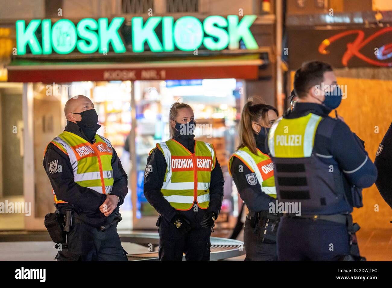 Zusammenarbeit mit dem Ordnungsamt und der Polizei, Überprüfung, ob die Corona-Regeln eingehalten werden, Briefing, Zwangsmasken, Gruppenmeeti Stockfoto