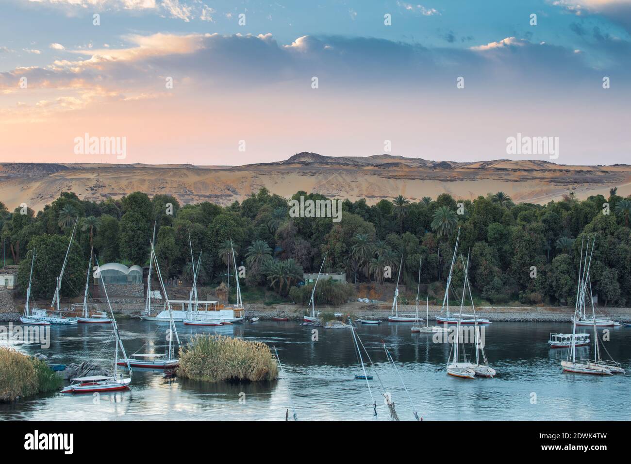 Ägypten, Oberägypten, Assuan, Blick auf den Nil und das nubische Dorf auf der Insel Elephantine Stockfoto