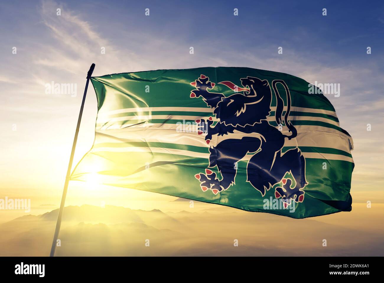 Ostflandern Provinz Belgien Flagge winkt auf der Spitze nebel bei sonnenaufgang Stockfoto