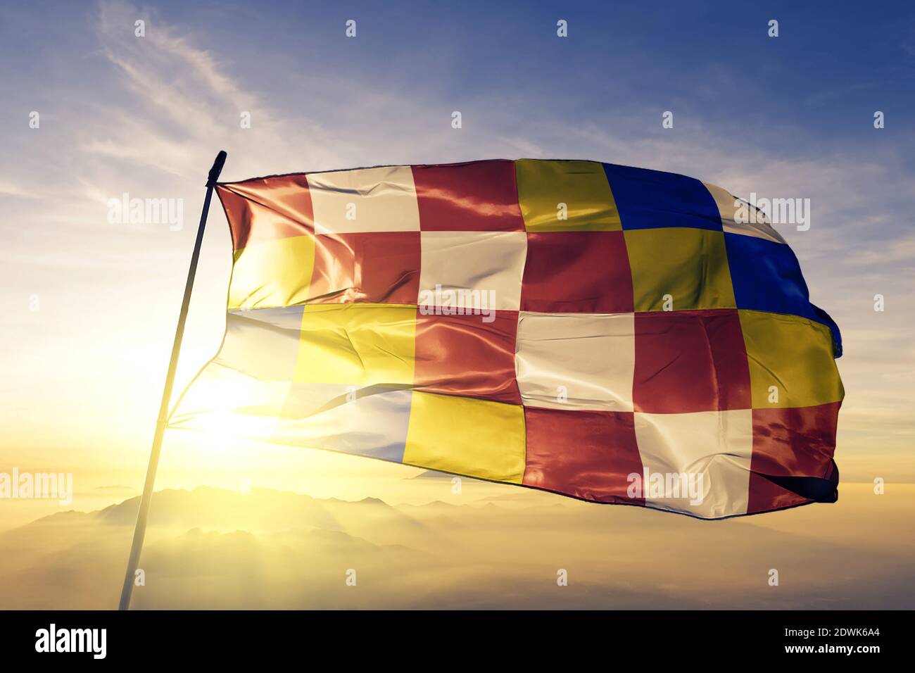 Antwerpen Provinz Belgien Flagge winken auf der Spitze Sonnenaufgang Nebelnebel Stockfoto