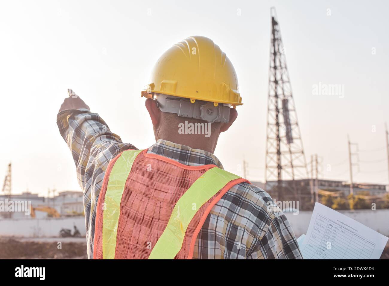 Leitender Ingenieur, der das Management der Konstruktionskontrolle überprüft Stockfoto