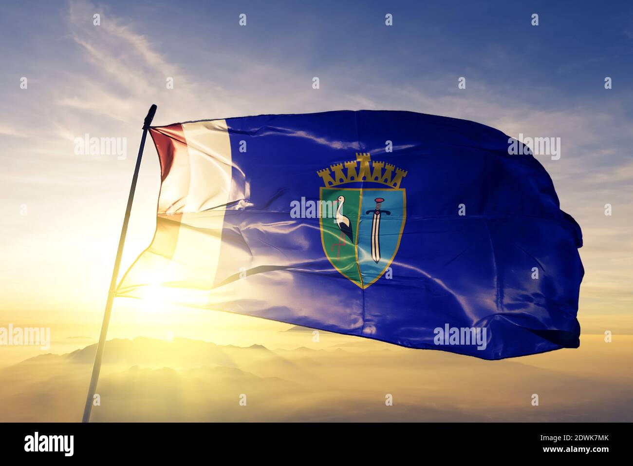 Sisak-Moslavina Grafschaft Kroatien Flagge winkt auf der Spitze Sonnenaufgang Nebelnebel Stockfoto