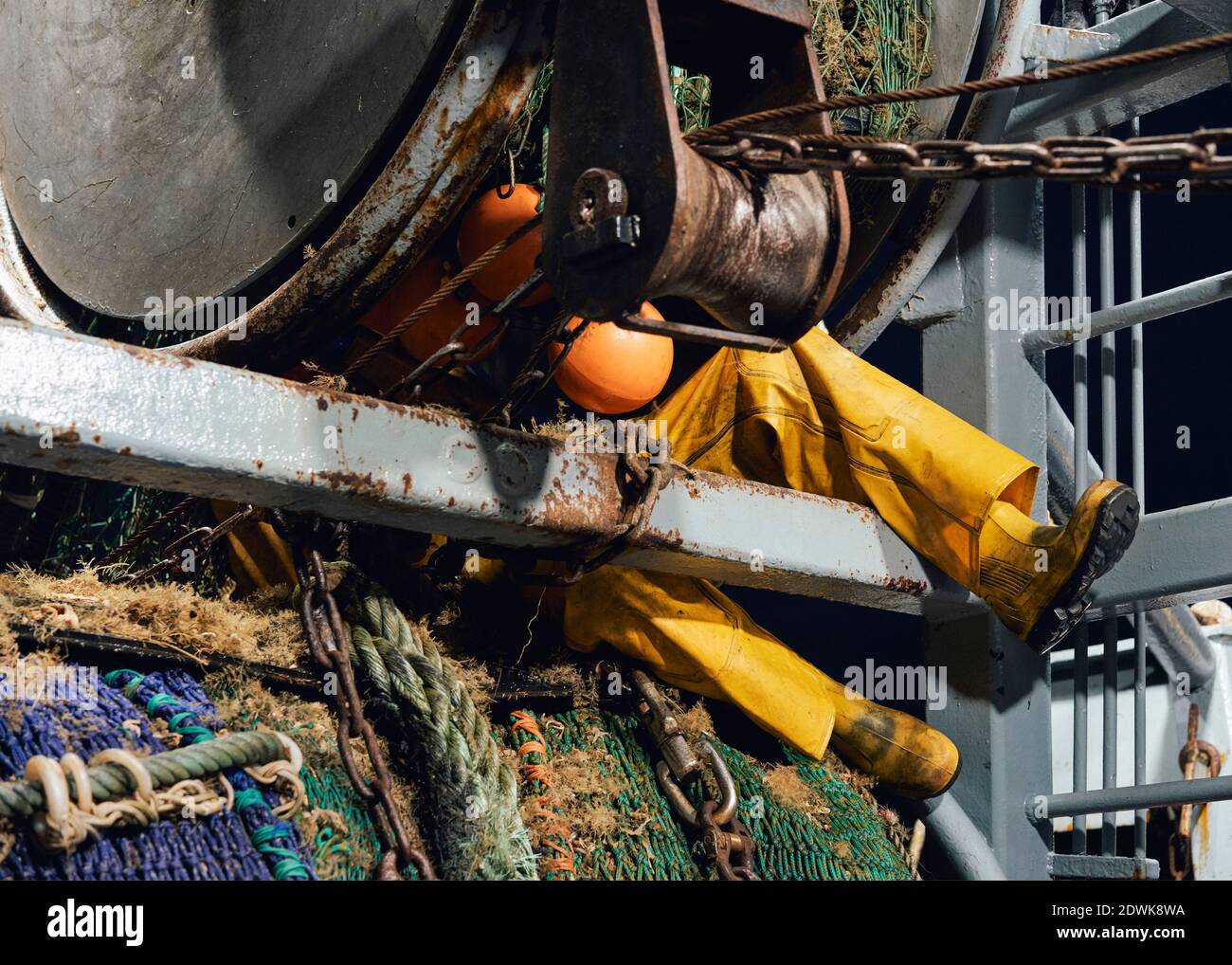 Ein Fischer arbeitet, um einige der Netze an Bord Mädchen Debra zu befreien. Stockfoto