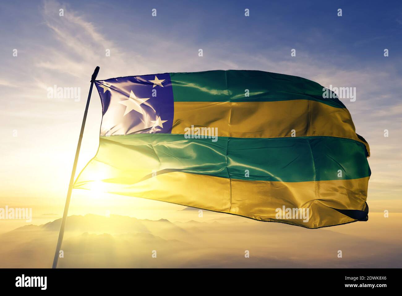 Sergipe Staat Brasilien Flagge winkt auf der Spitze Sonnenaufgang Nebelnebel Stockfoto