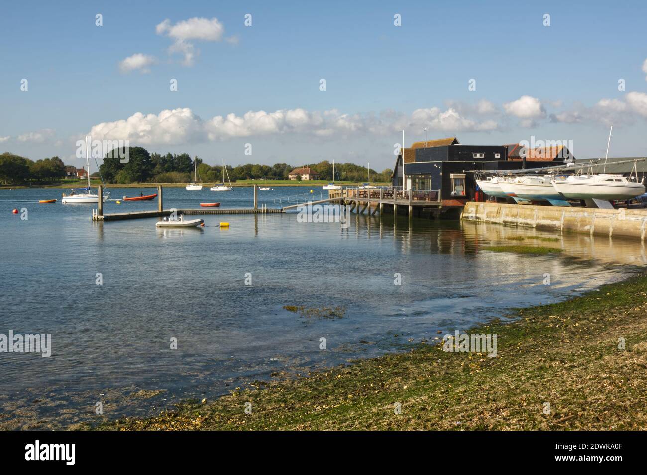Boote vertäuten am Dell Quay in Chichester Harbour, West Sussex, England Stockfoto