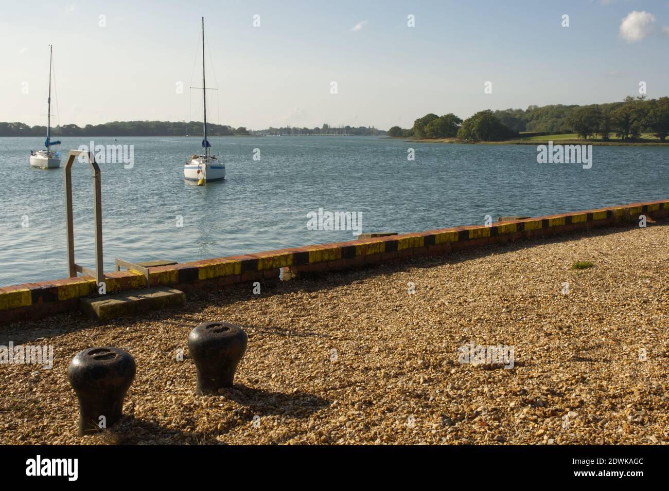 Boote vertäuten am Dell Quay in Chichester Harbour, West Sussex, England Stockfoto