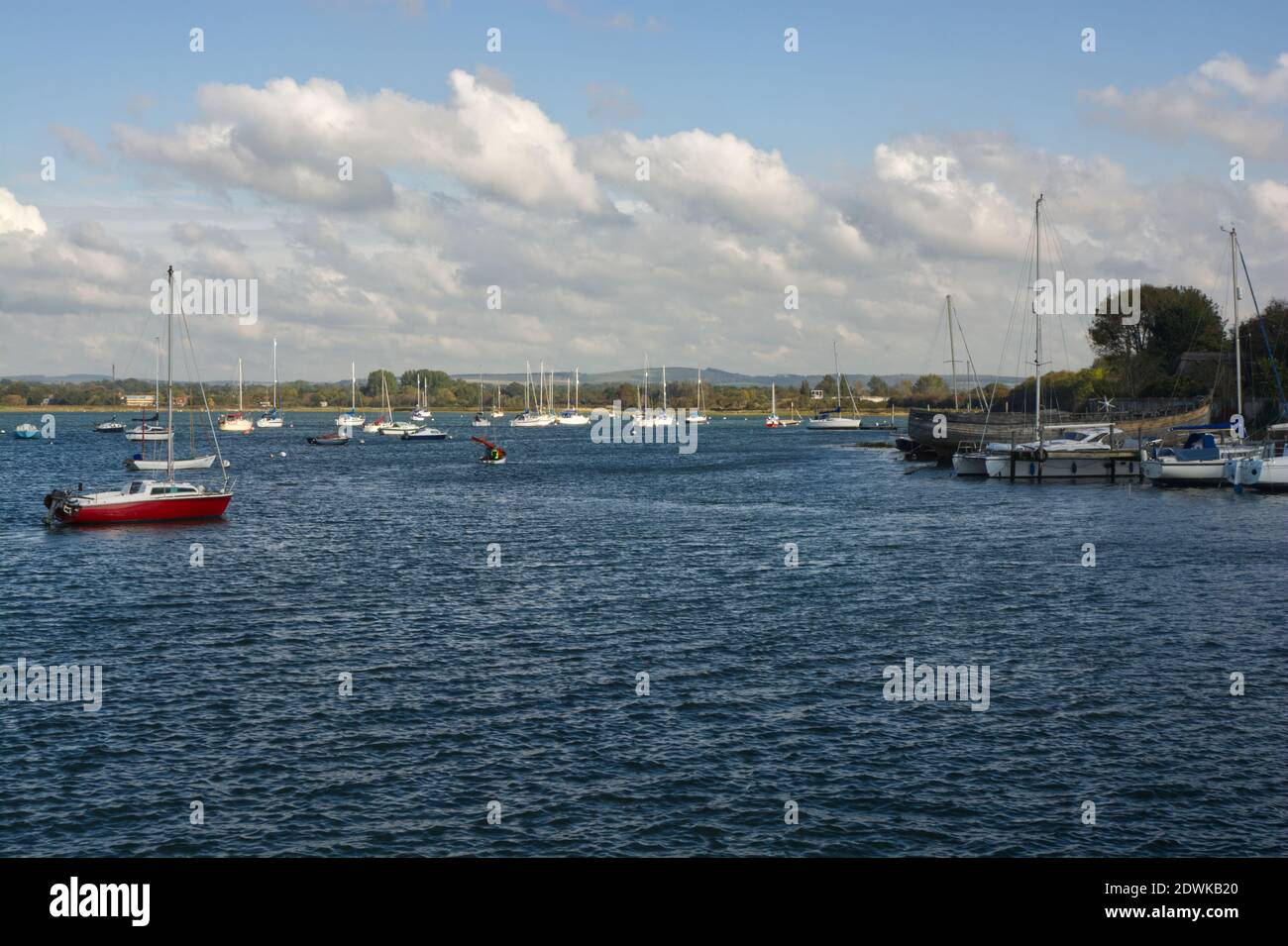 Boote vertäuten am Dell Quay in Chichester Harbour, West Sussex, England Stockfoto