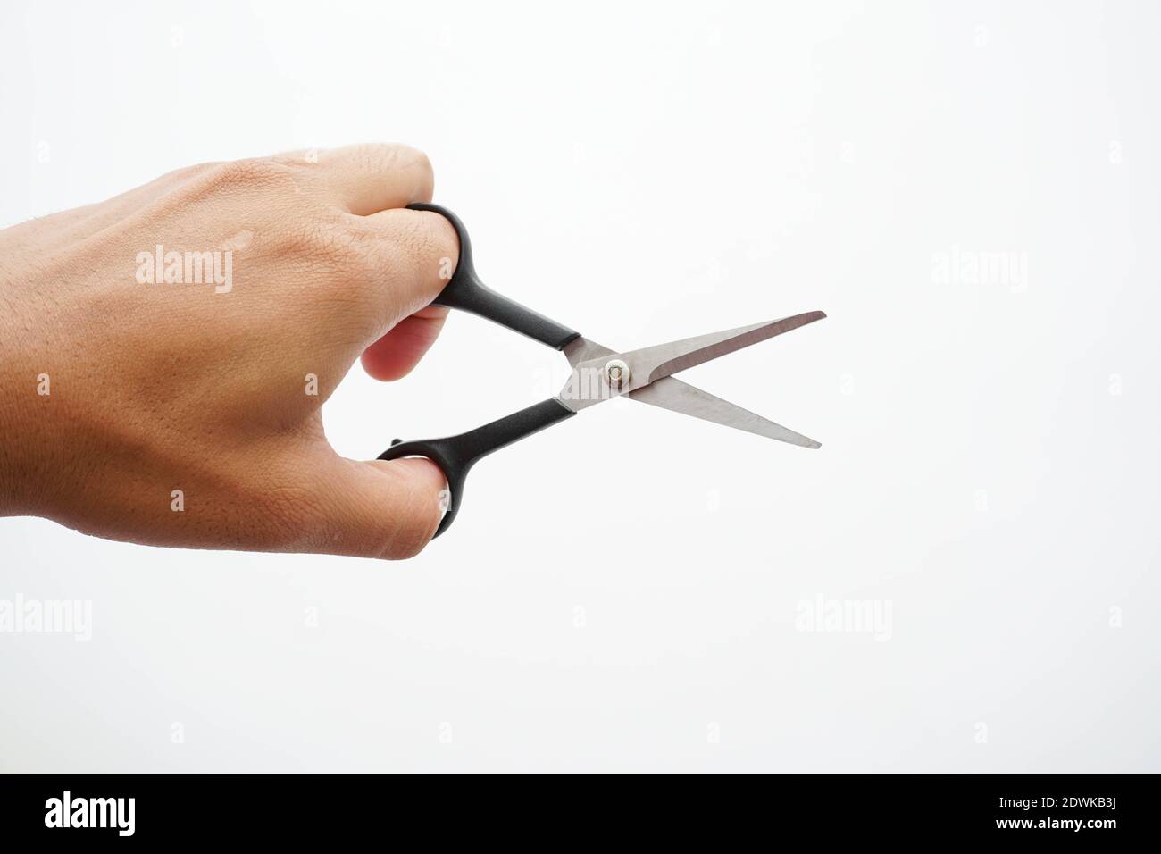 Abgeschnittene Hand Mit Schere Auf Weißem Hintergrund Stockfotografie -  Alamy