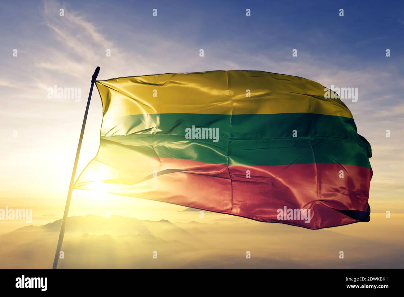 Bolivar Abteilung von Kolumbien Flagge winken auf dem oberen Sonnenaufgang Nebelnebel Stockfoto