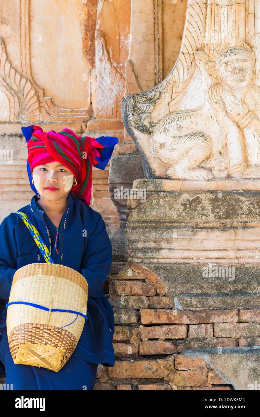 Junge Pa O Dame mit Thanaka im Gesicht im Shwe Indein Pagode Komplex, Shan Staat, Inle See, Myanmar (Burma), Asien im Februar Stockfoto