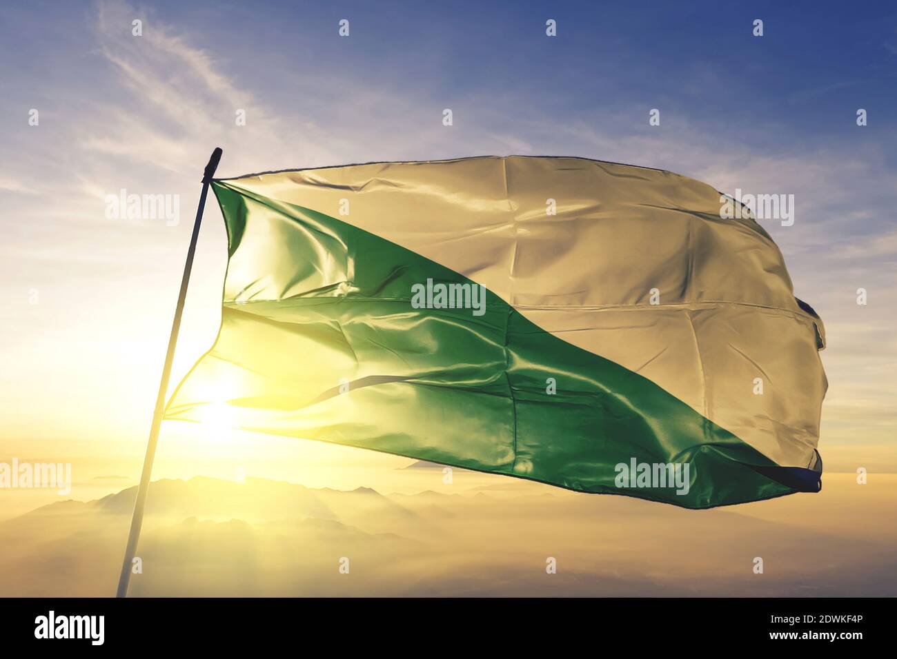 Huanuco Region von Peru Flagge winken auf der Spitze Sonnenaufgang Nebelnebel Stockfoto