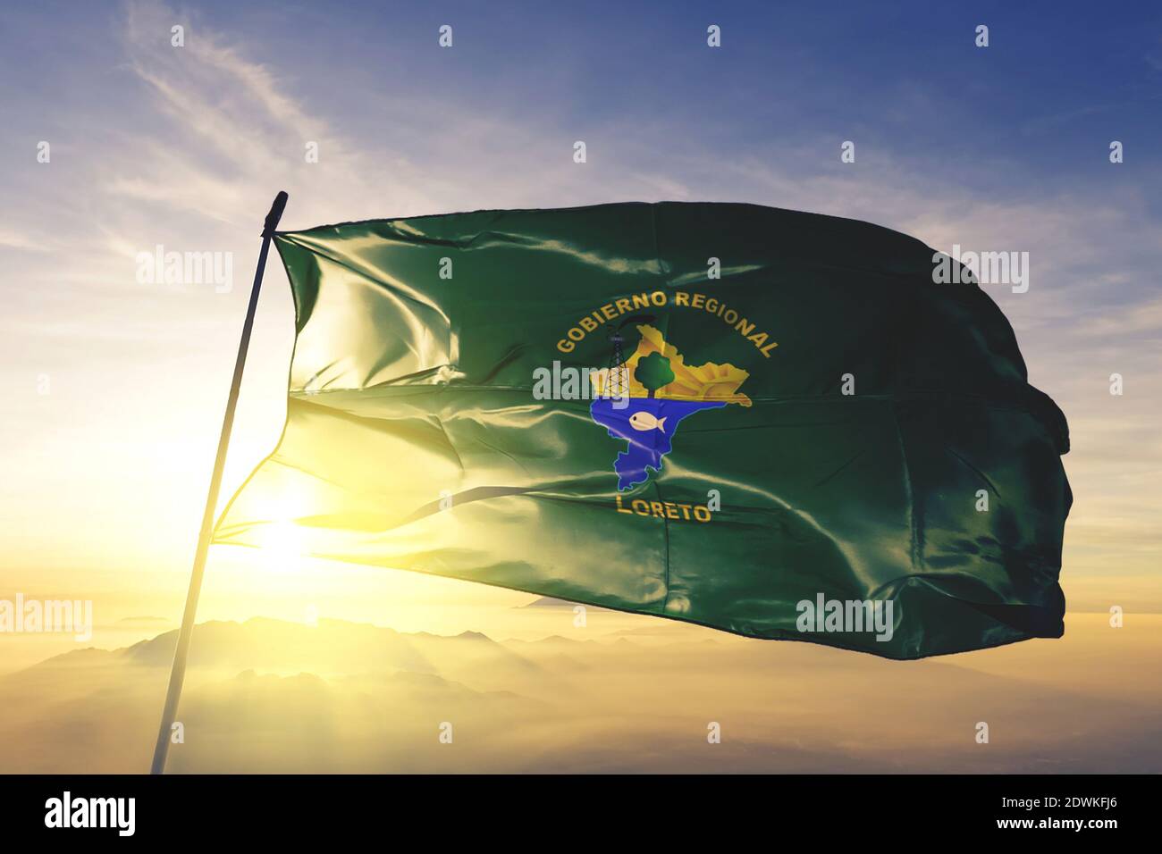 Loreto Region von Peru Flagge winken auf der Spitze Sonnenaufgang Nebelnebel Stockfoto