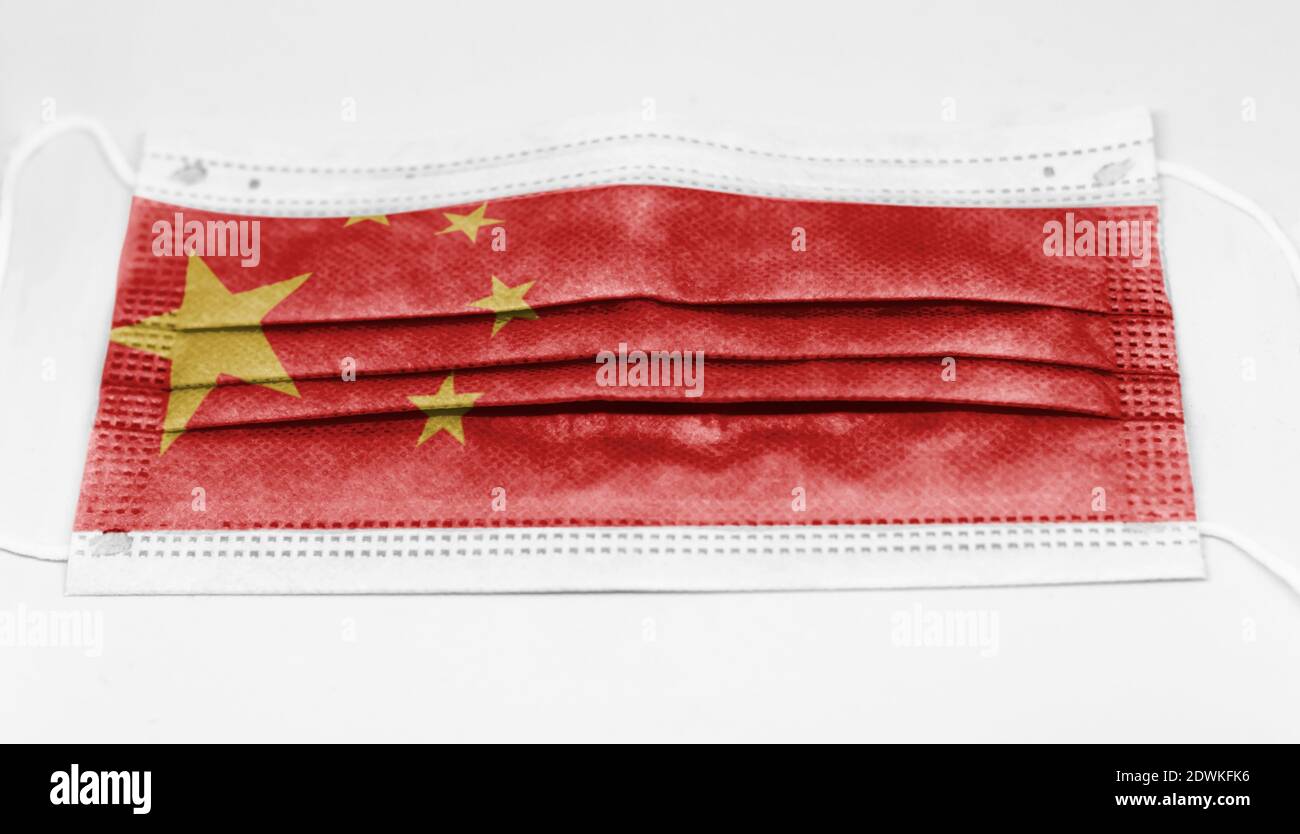 Die Nationalflagge Chinas auf einer Einweg-OP-Maske gedruckt. Coronavirus covid-19 Pandemie Prävention und Schutz. Gesundheit und Medizin Stockfoto