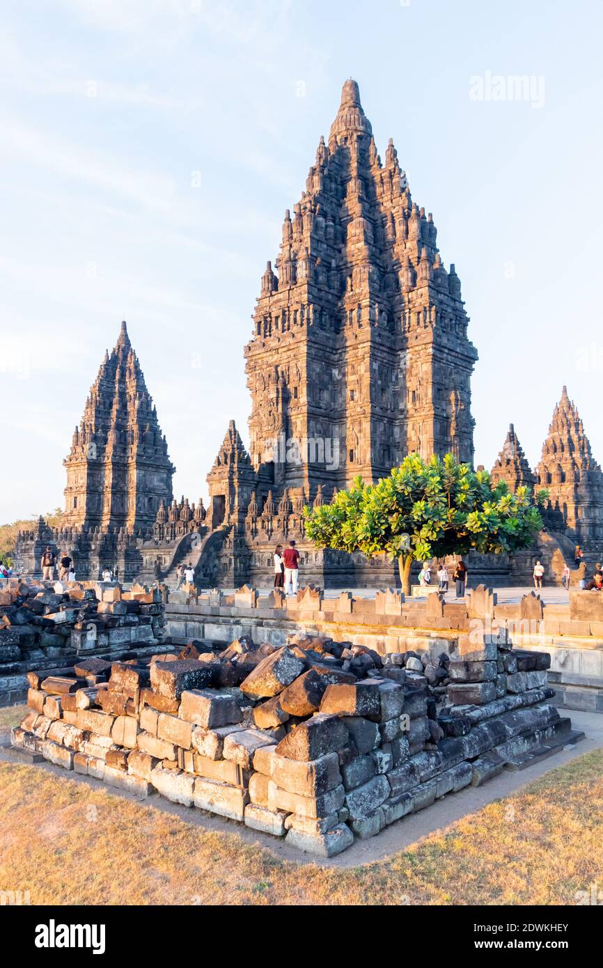 Alte hinduistische Tempel auf dem Prambanan Tempelgelände in Java, Indonesien Stockfoto