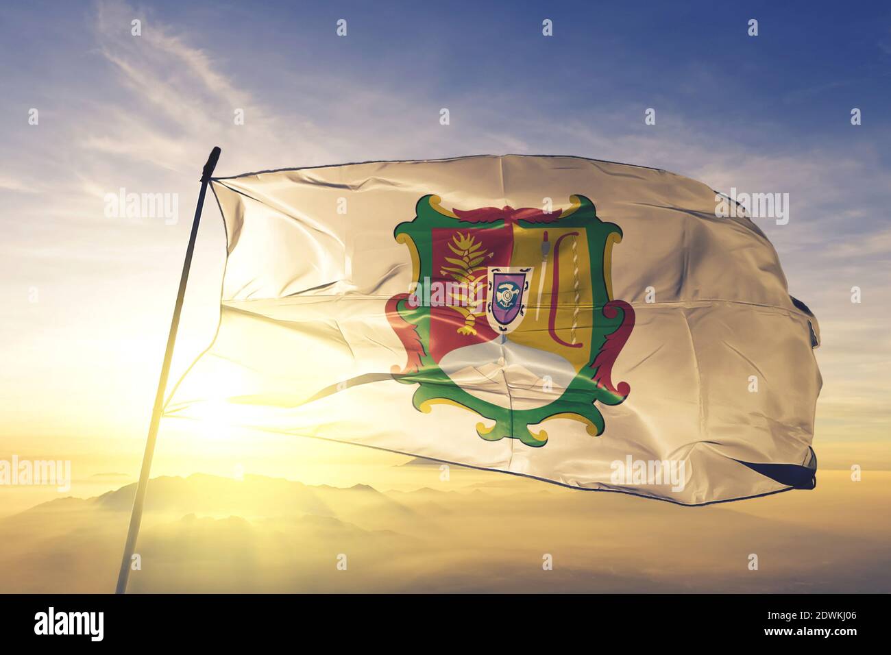 Nayarit Staat von Mexiko Flagge winken auf der Spitze Sonnenaufgang Nebelnebel Stockfoto