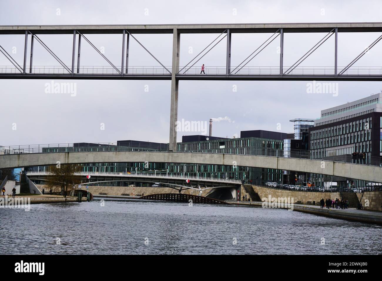 Brückenverbindung über den Fluss Stockfoto