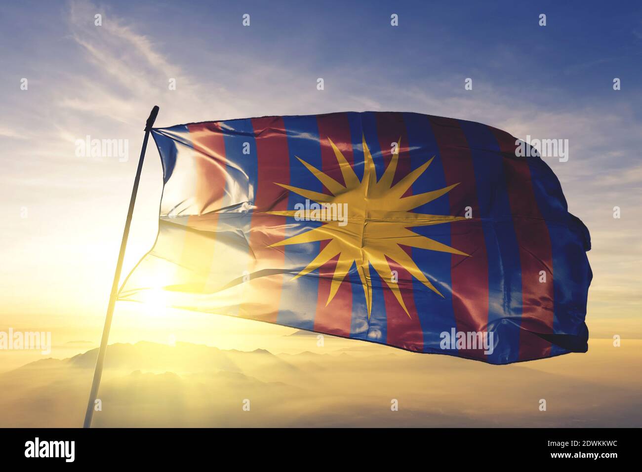 La Altagracia Provinz der Dominikanischen Republik Flagge winkende Sonnenaufgangsnebel Nebel Stockfoto