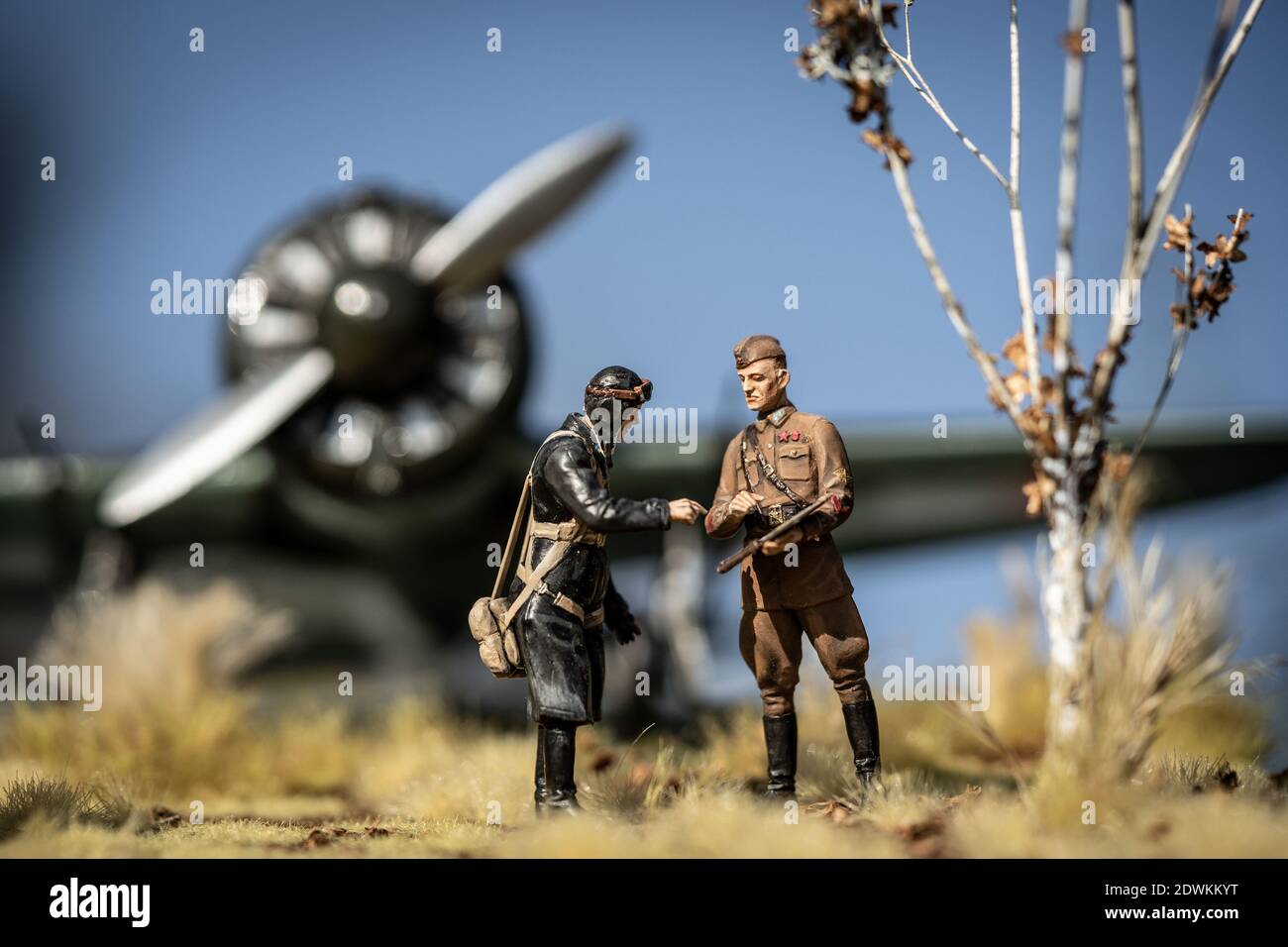 Diorama des alten Militärflugplatzes in Russland mit dem Piloten Figuren und eine Ebene im Hintergrund Stockfoto