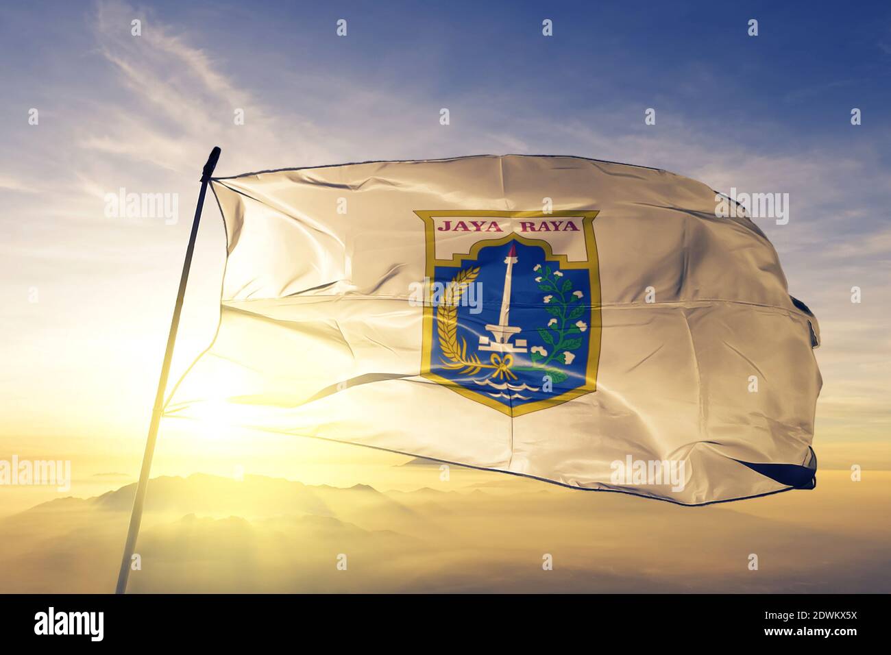 Jakarta Special Capital Region von Indonesien Flagge winken Sonnenaufgang Nebel Nebel Stockfoto