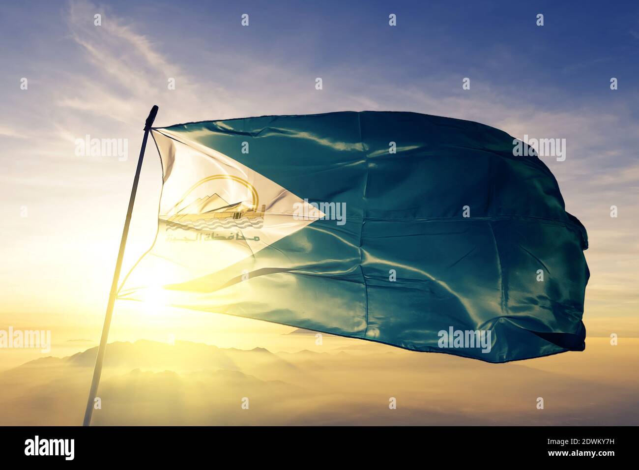 Gizeh Gouvernement von Ägypten Flagge winken auf der Spitze Sonnenaufgang Nebelnebel Stockfoto