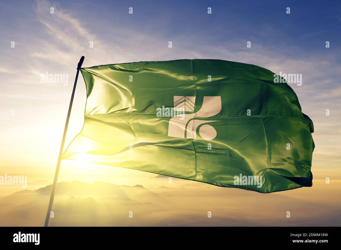 Tochigi Präfektur von Japan Flagge winken auf der Spitze Sonnenaufgang Nebelnebel Stockfoto