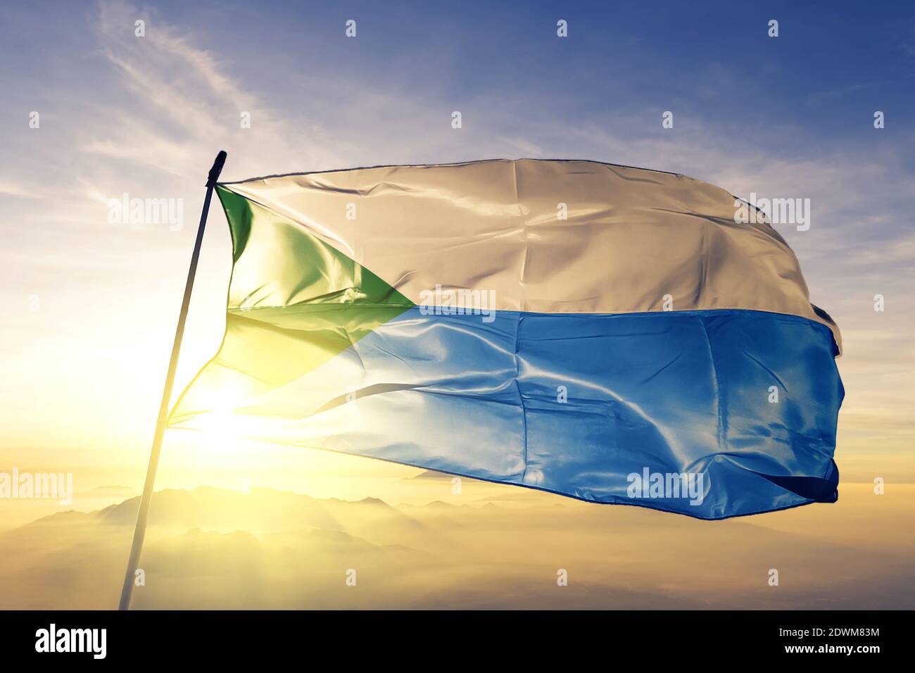 Chabarowsk Region Russland Flagge winkt auf der Spitze Sonnenaufgang Nebelnebel Stockfoto