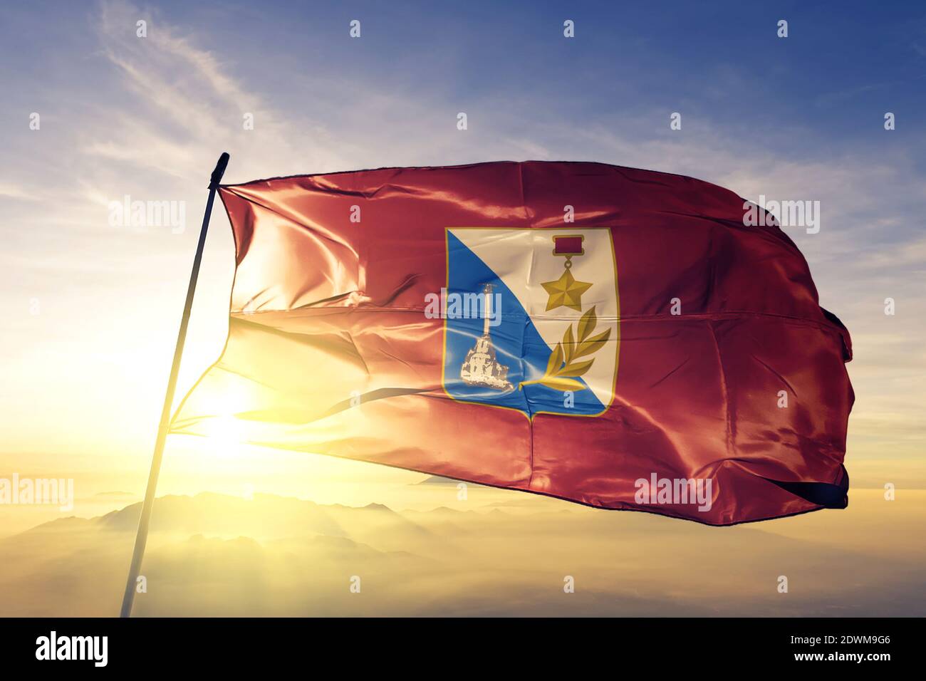 Sewastopol Stadtflagge wehend auf der Oberseite des Sonnenaufgangs Nebel Stockfoto