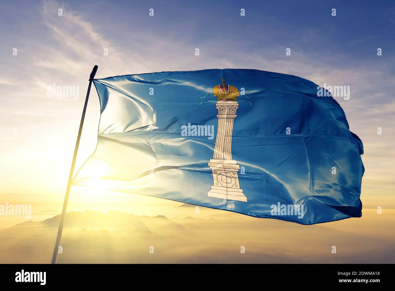 Uljanowsk Oblast der russischen Flagge winkt auf der Spitze Sonnenaufgang Nebelnebel Stockfoto
