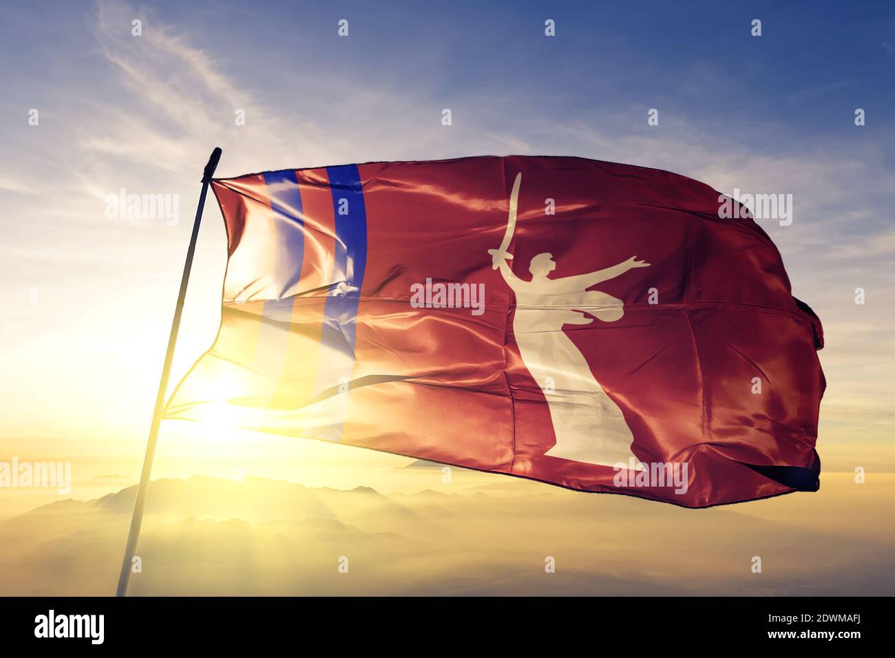 Wolgograd Oblast Russland Flagge winken auf der Spitze Sonnenaufgang Nebelnebel Stockfoto