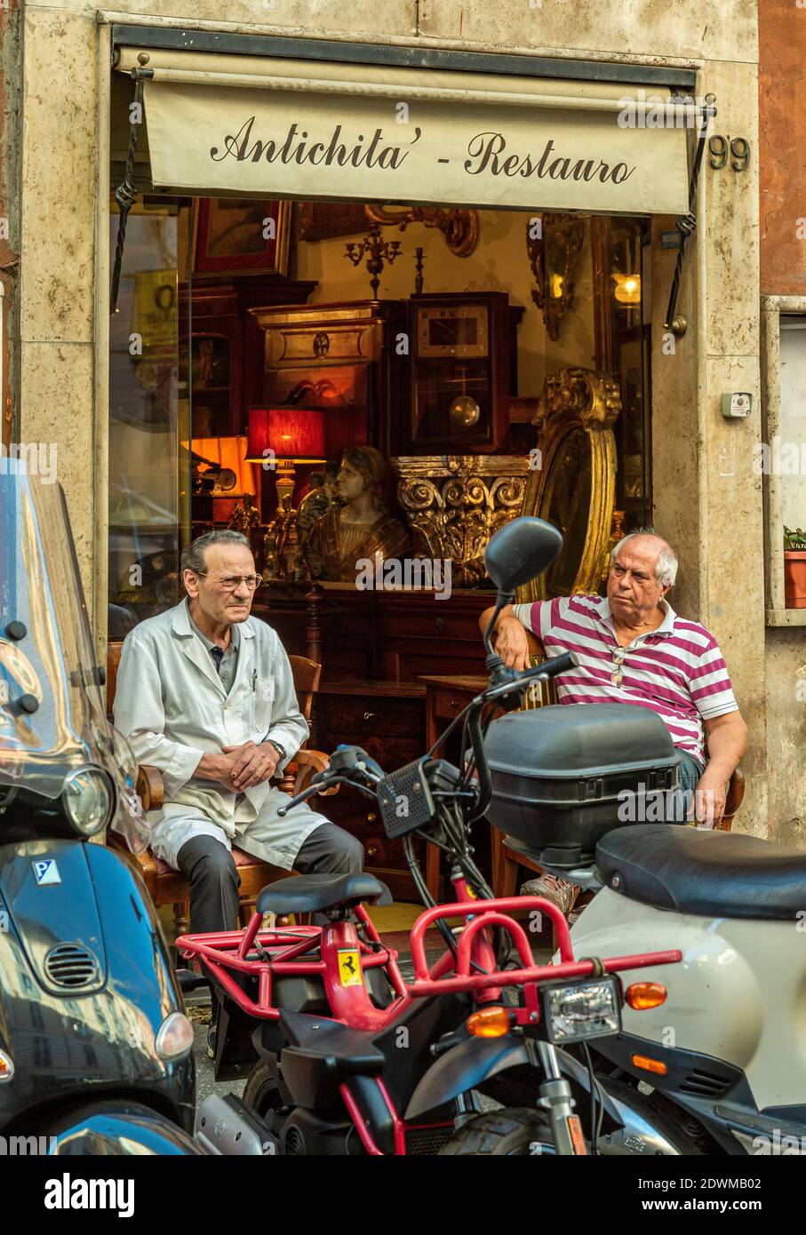 Antiquitäten und Restaurierungsgeschäft in Rom. Rom, Italien, Europa Stockfoto