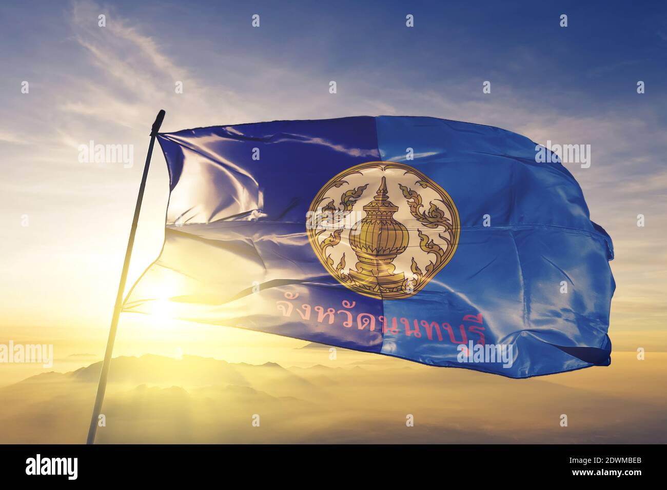 Nonthaburi Provinz Thailand Flagge winken auf der Spitze Sonnenaufgang Nebelnebel Stockfoto