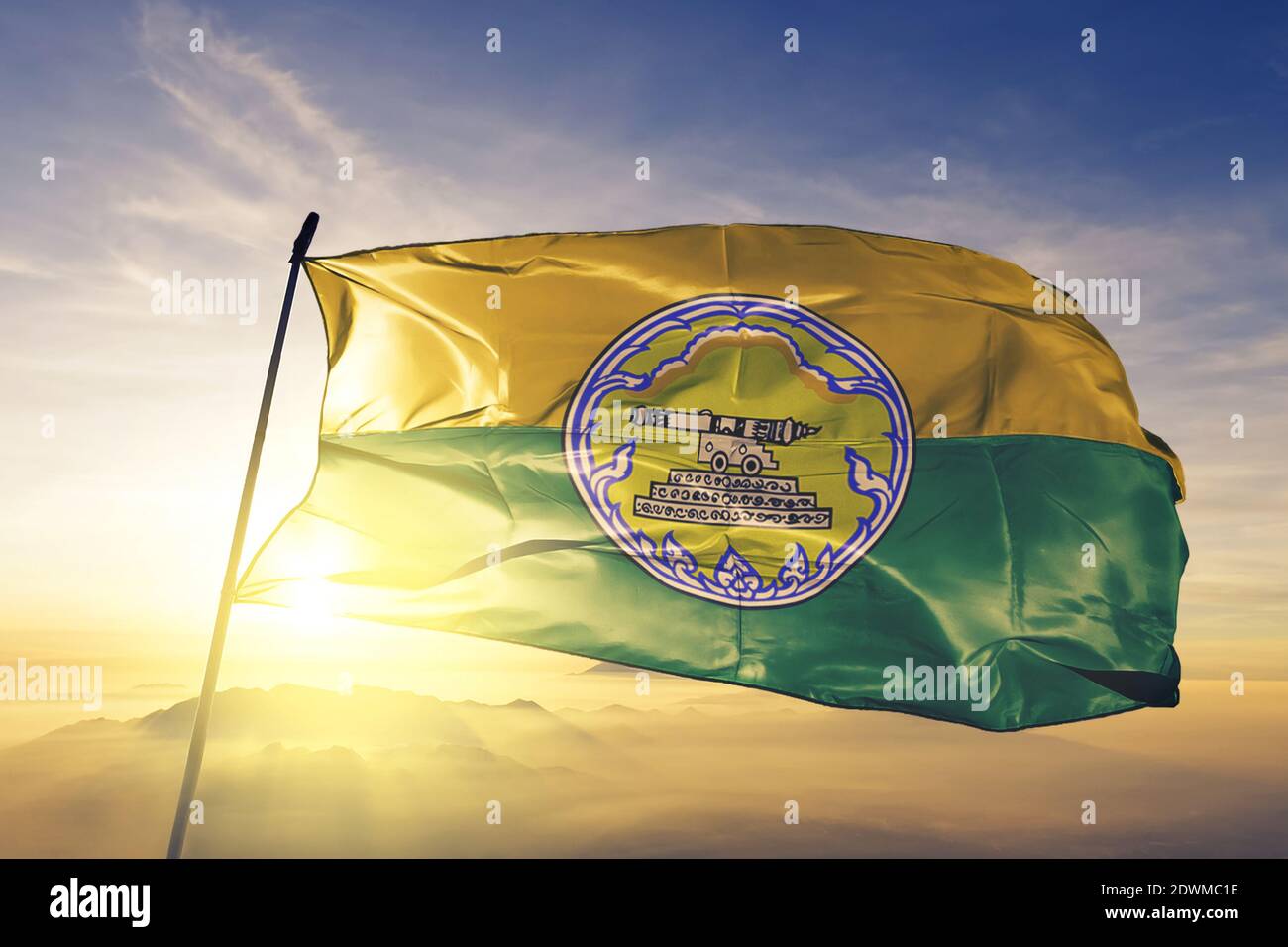 Pattani Provinz Thailand Flagge winken auf der Spitze Sonnenaufgang Nebelnebel Stockfoto