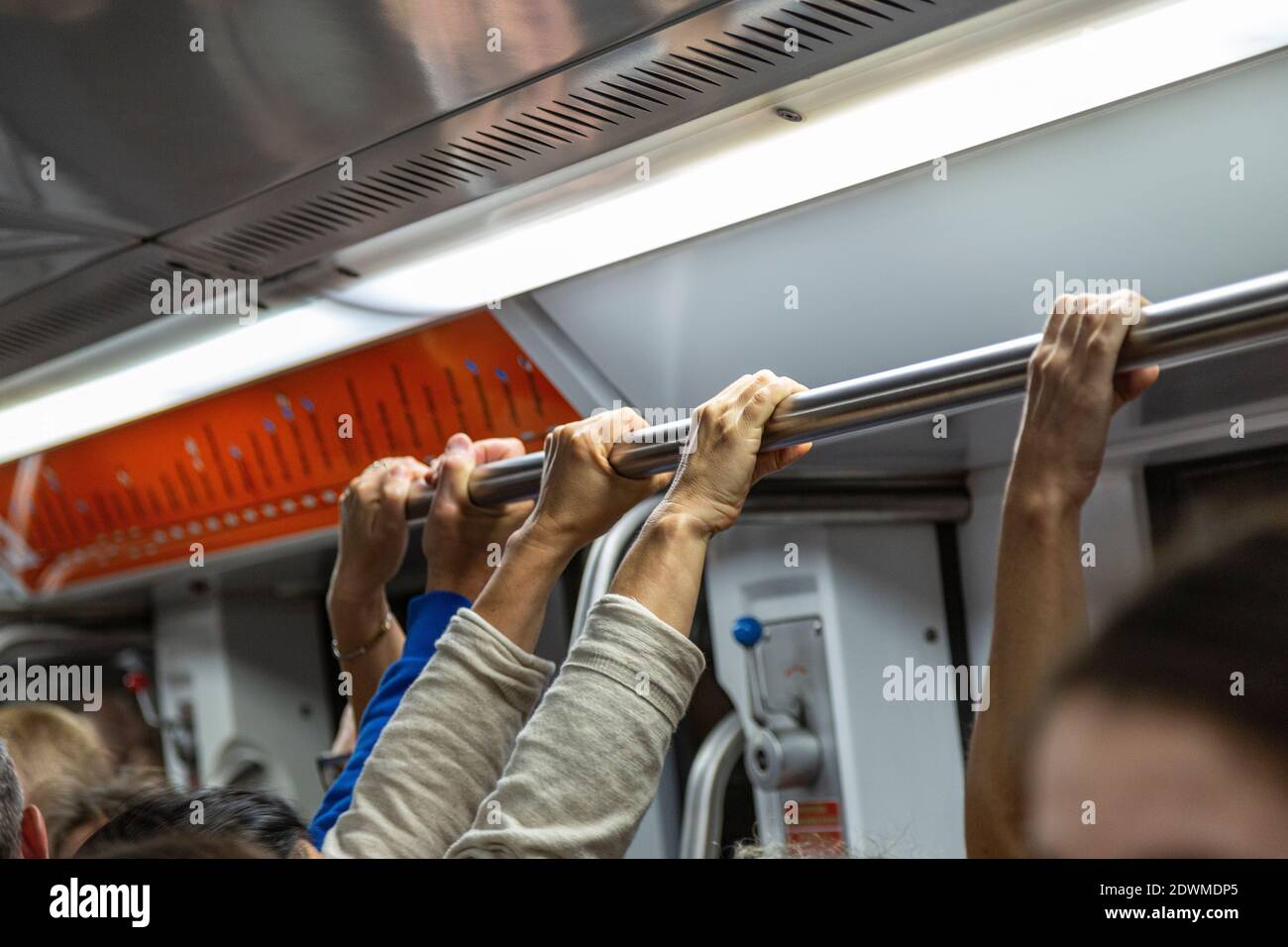 Passagiere, die durch die überfüllte U-Bahn in Rom reisen. Italien, Europa Stockfoto
