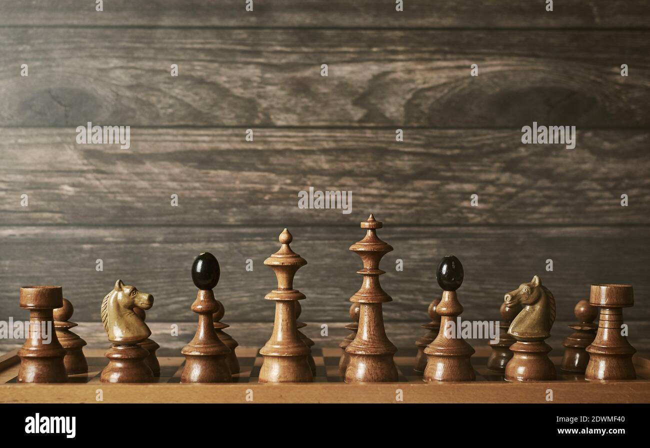 Vintage Schachfiguren Anordnung auf Schachbrett vor Holzhintergrund  Stockfotografie - Alamy