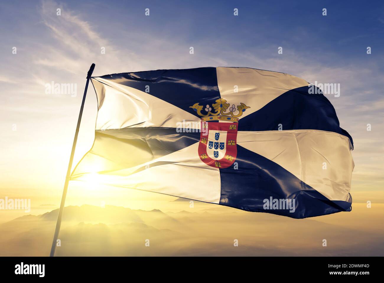 Ceuta von Spanien Flagge winkt auf der Spitze Sonnenaufgang Nebel Nebel Stockfoto