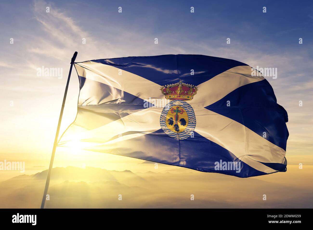 Santa Cruz de Tenerife Provinz Spanien Flagge winkt an Der obere Sonnenaufgang Nebel Stockfoto