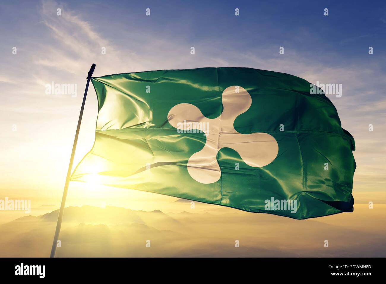 Lombardei Region von Italien Flagge winken auf der Spitze Sonnenaufgang Nebelnebel Stockfoto