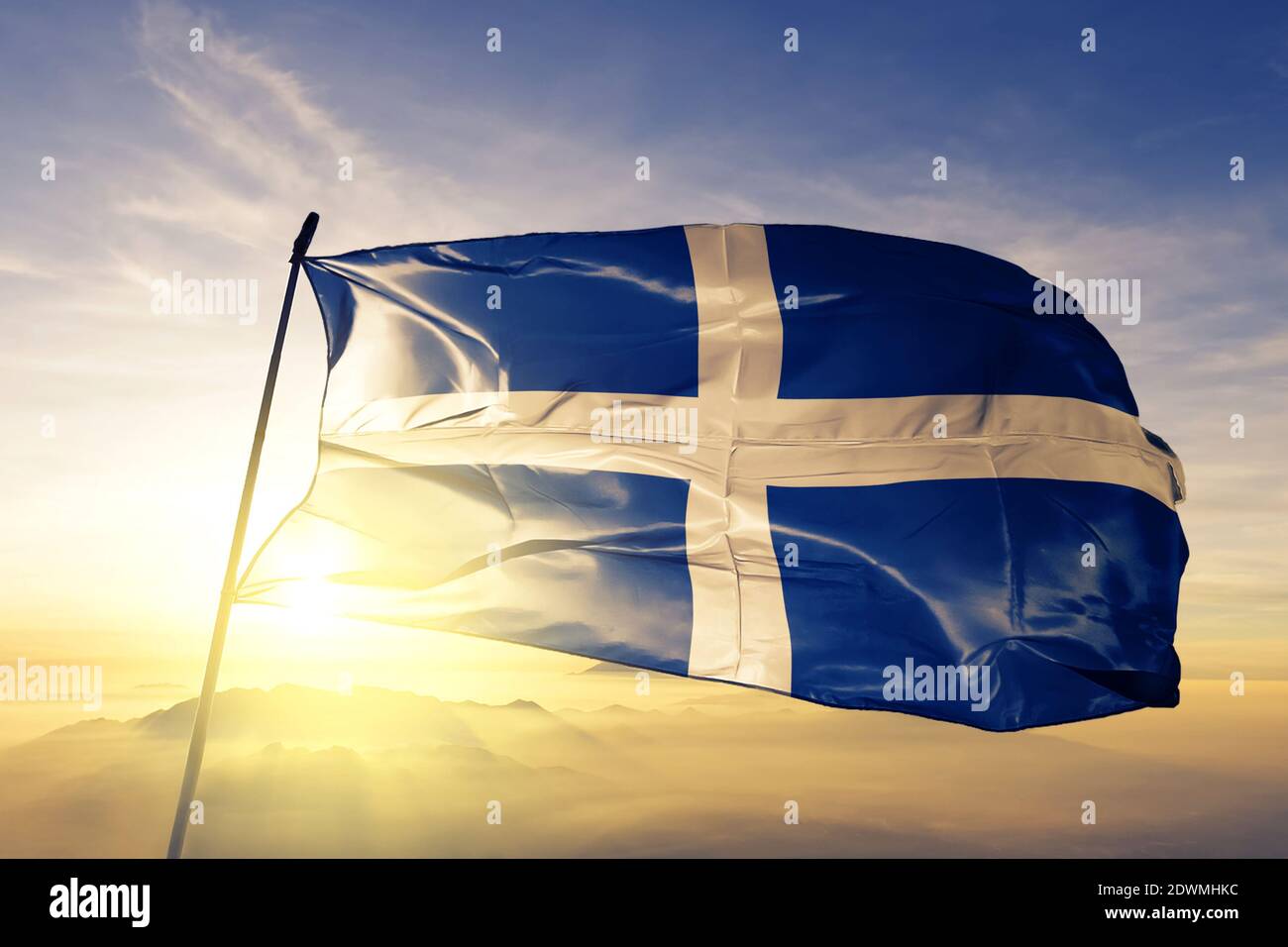 Epirus Region von Griechenland Flagge winken auf der Spitze Sonnenaufgang Nebelnebel Stockfoto