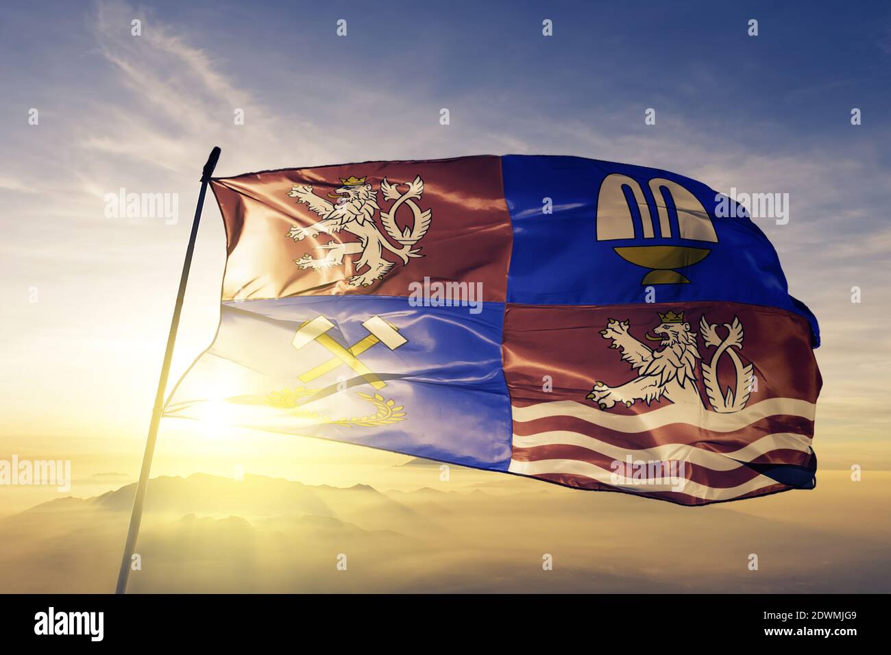 Karlovy Vary Region der Tschechischen Republik Flagge winkt auf der Top Sonnenaufgang Nebel Stockfoto