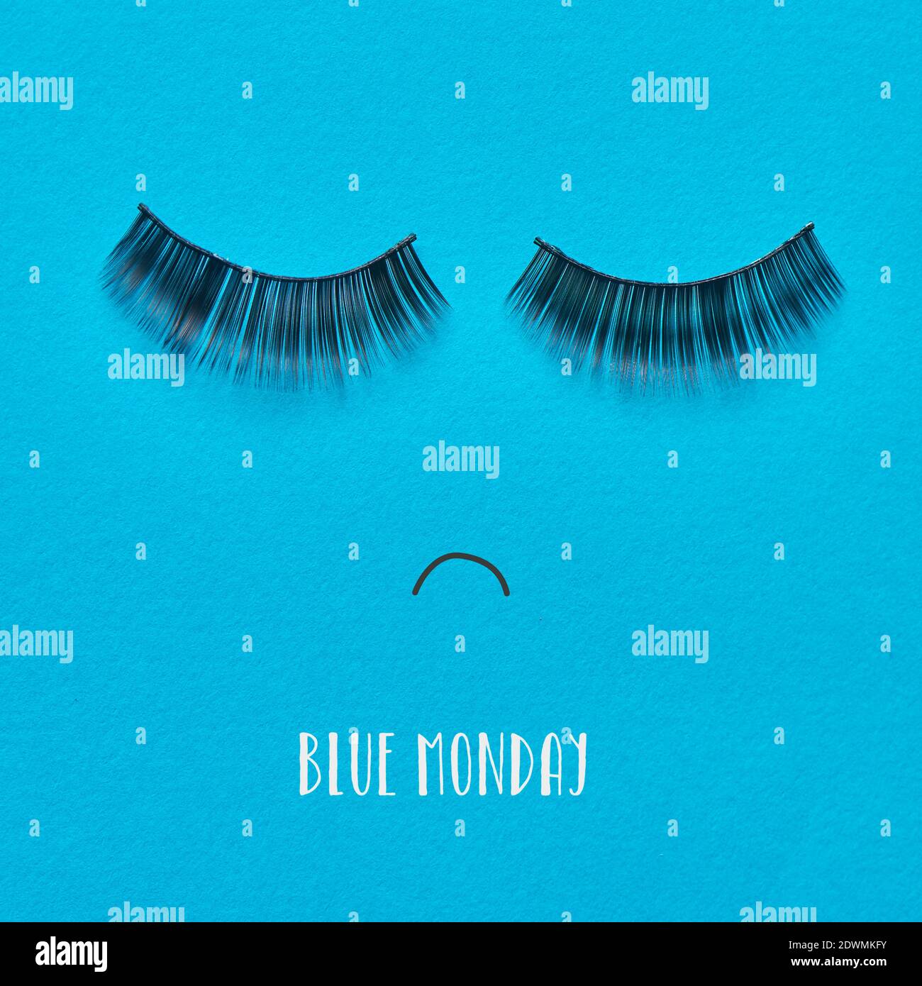Der Text blau montag und ein Paar gefälschte Wimpern Und ein Mund auf einem blauen Hintergrund gezeichnet bilden ein Trauriges Gesicht Stockfoto